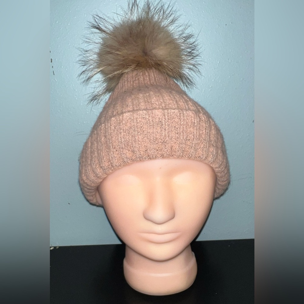 Pale Pink beanie with detachable fur Pom. NWOT